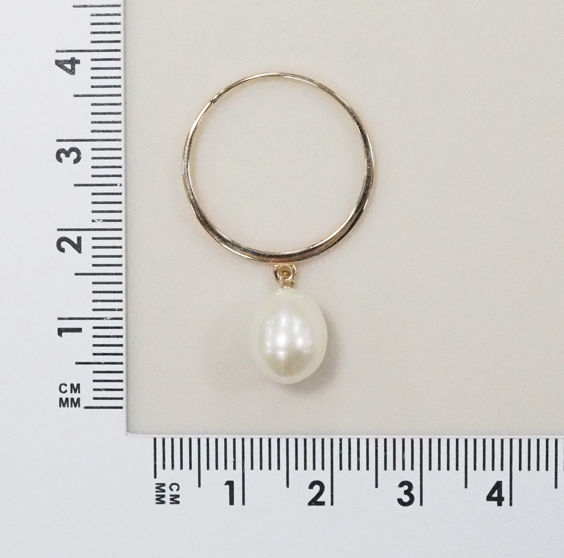Золотое кольцо 585 пробы; родий; вставки 1 Жемчуг культ. белый; 6 Бр.Кр-57 0,037  3/5А;